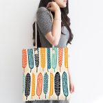 - Canta-7298-1 - Realhomes Krem Zemin Üzerinde Yaprak Desenli Dijital Baskılı Kumaş Plaj Çantası Realhomes