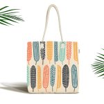 - Canta-7298 - Realhomes Krem Zemin Üzerinde Yaprak Desenli Dijital Baskılı Kumaş Plaj Çantası Realhomes