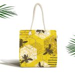 - Canta-7308 - Realhomes Sarı Zemin Üzerinde Petek Desenli Arı Motifli Dijital Baskılı Kumaş Plaj Çantası Realhomes