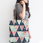 - Canta-7329-1 - Realhomes  Renkli Zemin Üzerinde Üçgen Desenli Dijital Baskılı Kumaş Plaj Çantası Realhomes