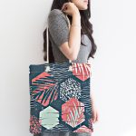 - Canta-7331-1 - Realhomes  Renkli Zemin Üzerinde Yaprak Motifli Dijital Baskılı Kumaş Plaj Çantası Realhomes