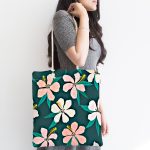 - Canta-7355-1 - Realhomes Renkli Zemin Üzerinde Yaprak Motifli Dijital Baskılı Kumaş Plaj Çantası Realhomes