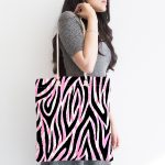 - Canta-7365-1 - Realhomes Siyah Zemin Üzerinde Pembe Renkli Çizim Dijital Baskılı Kumaş Plaj Çantası Realhomes