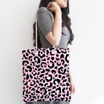 - Canta-7367-1 - Realhomes Siyah Zemin Üzerinde Pembe Renkli Çizim Dijital Baskılı Kumaş Plaj Çantası Realhomes