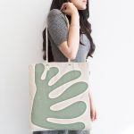 - Canta-7382-1 - Realhomes Renkli Zemin Üzerinde Onedraw Çizimli Yaprak Motifli Dijital Baskılı Kumaş Plaj Çantası Realhomes