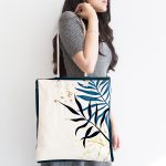 - Canta-7463-1 - Realhomes Beyaz Zeminde Renkli Yaprak Desenli Dijital Baskılı Kumaş Plaj Çantası Realhomes