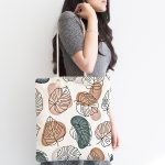 - Canta-7480-1 - Realhomes Beyaz Zeminli Onedraw Çizimli Yaprak Motifli Dijital Baskılı Kumaş Plaj Çantası Realhomes