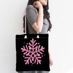 - Canta-7522-1 - Realhomes Siyah Zeminli Pembe Renkli Kar tanesi Desenli Dijital Baskılı Kumaş Plaj Çantası Realhomes