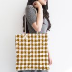 - Canta-7556-1 - Realhomes Beyaz Zemin Üzerinde Gold Renkli Geometrik Çizimli Dijital Baskılı Kumaş Plaj Çantası Realhomes