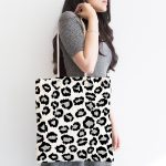 - Canta-7605-1 - Realhomes Gri Zemin Üzerinde Geometrik Çizim Dijital Baskılı Kumaş Plaj Çantası Realhomes