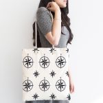 - Canta-7628-1 - Realhomes Beyaz Zemin Üzerinde Modern Pusula Desenli Dijital Baskılı Kumaş Plaj Çantası Realhomes