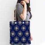 - Canta-7631-1 - Realhomes Lacivert Zemin Üzerinde Modern Pusula Desenli Dijital Baskılı Kumaş Plaj Çantası Realhomes