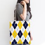 - Canta-7632-1 - Realhomes  Beyaz Zemin Üzerinde Baklava Desenli Dijital Baskılı Kumaş Plaj Çantası Realhomes