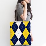 - Canta-7636-1 - Realhomes Beyaz Zemin Üzerinde Baklava Desenli Dijital Baskılı Kumaş Plaj Çantası Realhomes