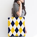 Beyaz Zemin Üzerinde Baklava Desenli Dijital Baskılı Kumaş Plaj Çantası Realhomes