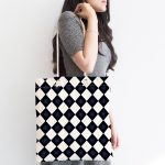 - Canta-7644-1 - Realhomes Beyaz Zemin Üzerinde Renkli Geometrik Çizimli Dijital Baskılı Kumaş Plaj Çantası Realhomes