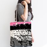 - Canta-7676-1 - Realhomes  Beyaz Zemin Üzerinde Geometrik Çizimli Dijital Baskılı Kumaş Plaj Çantası Realhomes