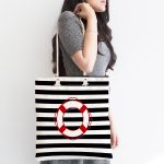 Beyaz Zemin Üzerinde Renkli Geometrik Çizimli Dijital Baskılı Kumaş Plaj Çantası Realhomes