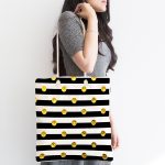 - Canta-7698-1 - Realhomes Beyaz Zemin Üzerinde Gold Detaylı Puantiye Dijital Baskılı Kumaş Plaj Çantası Realhomes