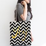 - Canta-7700-1 - Realhomes Beyaz Zemin Üzerinde Gold Detaylı Siyah Zikzak Dijital Baskılı Kumaş Plaj Çantası Realhomes