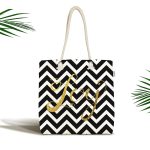 - Canta-7700 - Realhomes Beyaz Zemin Üzerinde Gold Detaylı Siyah Zikzak Dijital Baskılı Kumaş Plaj Çantası Realhomes