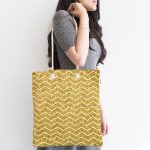 - Canta-7703-1 - Realhomes Gold Zemin Üzerinde Beyaz Geometrik Çizimli Dijital Baskılı Kumaş Plaj Çantası Realhomes