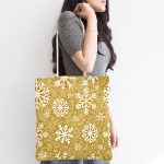 - Canta-7708-1 - Realhomes Gold Zemin Üzerinde Beyaz Renkli Kar tanesi Desenli Dijital Baskılı Kumaş Plaj Çantası Realhomes