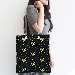 Siyah Zemin Üzerinde Gold Detaylı Fiyonk Çizimli Dijital Baskılı Kumaş Plaj Çantası Realhomes