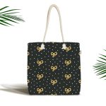 Siyah Zemin Üzerinde Gold Detaylı Fiyonk Çizimli Dijital Baskılı Kumaş Plaj Çantası Realhomes