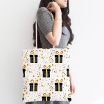 - Canta-7717-1 - Realhomes Beyaz Zemin Üzerinde Gold Detaylı Hediye Paketi Desenli Dijital Baskılı Kumaş Plaj Çantası Realhomes