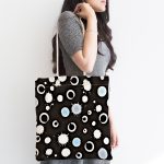 - Canta-7777-1 - Realhomes Siyah Zemin Üzerinde Renkli Modern Geometrik Desenli Dijital Baskılı Kumaş Plaj Çantası Realhomes