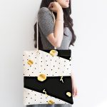 - Canta-7783-1 - Realhomes Beyaz Zeminde Gold Detaylı Siyah Puantiye Desenli Dijital Baskılı Kumaş Plaj Çantası Realhomes