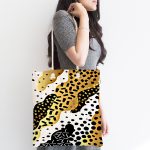 Beyaz Zemin Üzerinde Gold Detaylı Modern Desenli Dijital Baskılı Kumaş Plaj Çantası Realhomes