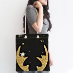 - Canta-7836-1 - Realhomes Siyah Zemin Üzerinde Gold Detaylı Modern Geyik Desenli Dijital Baskılı Kumaş Plaj Çantası Realhomes