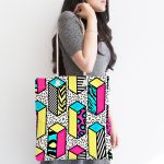 - Canta-7843-1 - Realhomes Beyaz Zemin Üzerinde Renkli Geometrik Desenli Dijital Baskılı Kumaş Plaj Çantası Realhomes