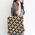 - Canta-7866-1 - Realhomes Siyah Zemin Üzerinde Gold Detaylı Geometrik Desenli Dijital Baskılı Kumaş Plaj Çantası Realhomes