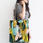 - Canta-7886-1 - Realhomes Siyah Zemin Üzerinde Soyut Çizimli Geometrik Desen Dijital Baskılı Kumaş Plaj Çantası Realhomes