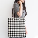 - Canta-7921-1 - Realhomes Beyaz Zemin Üzerinde Siyah Ekose Desenli Dijital Baskılı Kumaş Plaj Çantası Realhomes