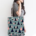 Renkli Zeminde Pastel Renkli Siyah Çam Ağacı Desenli Dijital Baskılı Kumaş Plaj Çantası Realhomes