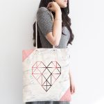 - Canta-7962-1 - Realhomes Beyaz Zemin Üzerinde Geometrik Desenli Kalp Motifli Dijital Baskılı Kumaş Plaj Çantası Realhomes