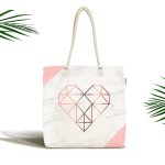 - Canta-7962 - Realhomes Beyaz Zemin Üzerinde Geometrik Desenli Kalp Motifli Dijital Baskılı Kumaş Plaj Çantası Realhomes