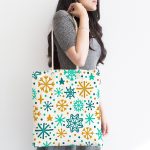 Beyaz Zemin Üzerinde Renkli Geometrik Desenli Dijital Baskılı Kumaş Plaj Çantası Realhomes