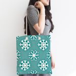 - Canta-8038-1 - Realhomes Renkli Zemin Üzerinde Beyaz Kar tanesi Desenli Dijital Baskılı Kumaş Plaj Çantası Realhomes