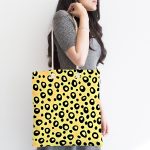 Renkli Zemin Üzerinde Geometrik Desenli Dijital Baskılı Kumaş Plaj Çantası Realhomes