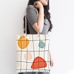 Beyaz Zemin Üzerinde Geometrik Desenli Dijital Baskılı Kumaş Plaj Çantası Realhomes