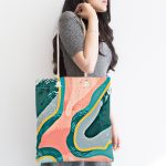 Renkli Zemin Üzerinde Geometrik Desenli Dijital Baskılı Kumaş Plaj Çantası Realhomes