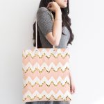 Pembe Zemin Üzerinde Gold Detaylı Renkli Zikzak Desenli Dijital Baskılı Kumaş Plaj Çantası Realhomes