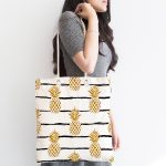 - Canta-8234-1 - Realhomes Beyaz Zemin Üzerinde Gold Renkli Ananas Desenli Dijital Baskılı Kumaş Plaj Çantası Realhomes