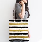 - Canta-8263-1 - Realhomes Beyaz Zemin Üzerinde Gold Detaylı Siyah Yatay Çizgili Dijital Baskılı Kumaş Plaj Çantası Realhomes