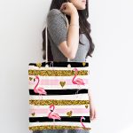 - Canta-8303-1 - Realhomes Beyaz Zeminde Flamingo Desenli Gold Detaylı Yatay Çizgi Dijital Baskılı Kumaş Plaj Çantası Realhomes